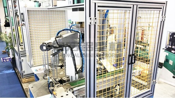 工業(yè)級(jí)鋁型材圍欄：在嚴(yán)苛環(huán)境下的長(zhǎng)期性能解析